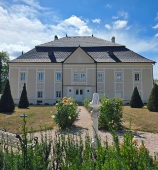 The Manor House Vibes at Kaštieľ Ostrolúckych: History Meets Insta-Worthy Facade 😍🏰