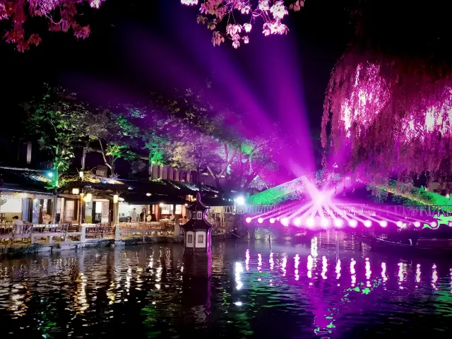 Explore Zhouzhuang and experience the unique cultural charm of the Jiangnan water town