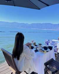 洱海畔的姐妹情誼：大理明月松間·洱海酒店的海邊聊天時光