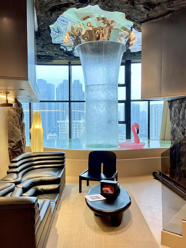 托姐妹的福！住上了科幻野奢泳池江景房