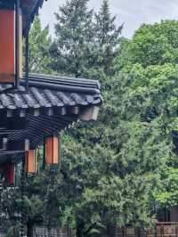 在繁華市集中尋找一個祈福的古老寺廟，在雨天漫步於香積寺