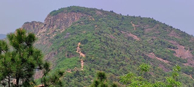 再爬靈白線，無限春光在險峰