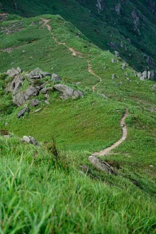 夏日徒步旅行目的地，感受山頂的風和陽光