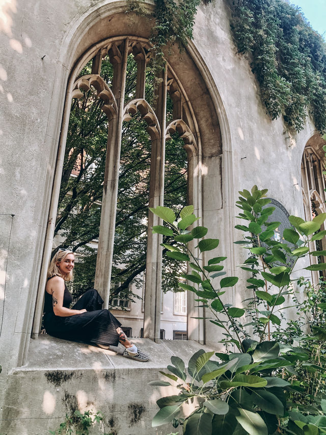 Picturesque Hidden Church Courtyard in London 🇬🇧