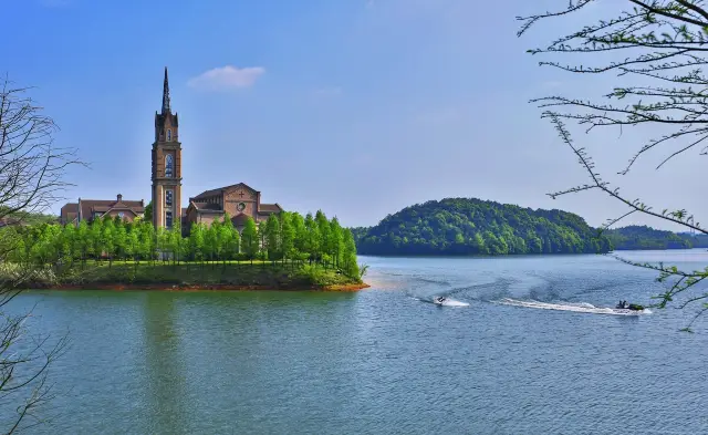 This dreamy kingdom in Hunan, known as "Little Switzerland in Changsha", is almost abandoned and is a great place for photography.