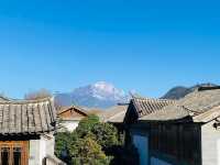 陽光麗江，冬日盛景 在麗江，陽光與雪山撞個滿懷。