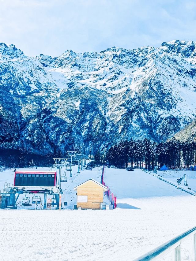 滿屏雪山霧凇的滑雪場