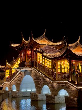 The night view of Minyue Water Town in Fuzhou is stunning.