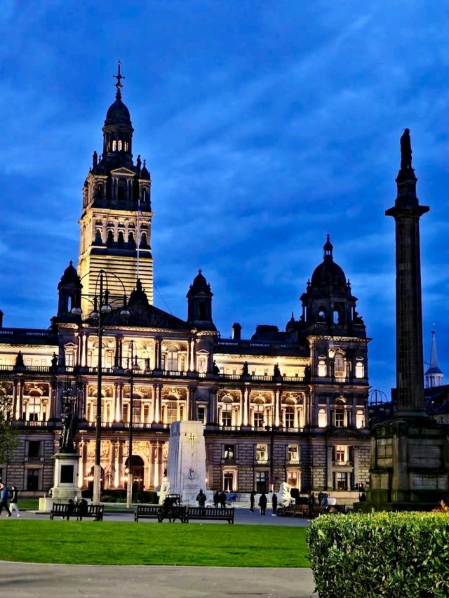 Evening Stroll Through George Square: A Glasgow Highlight 🌆✨🏛️🌙