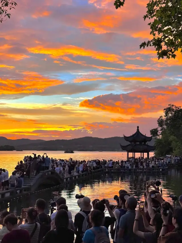 พระอาทิตย์ตกสุดอลังการที่ทะเลสาบซีหูข้ามศตวรรษ