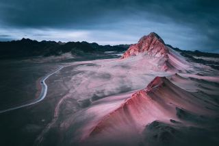 Stop scrolling through the Qinghai-Gansu loop and head to Qinghai’s “Pink Volcano” for an apocalyptic romance