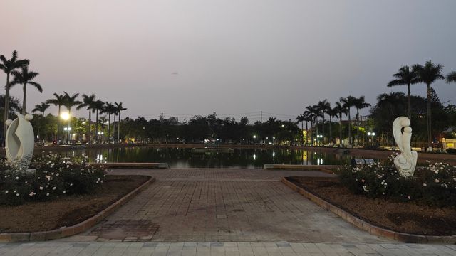 附近轉了一圈,大馬路公園等形象工程和街道各有各的特別 附近轉了一圈,大馬路公園等形象工程和街道各有各的特別