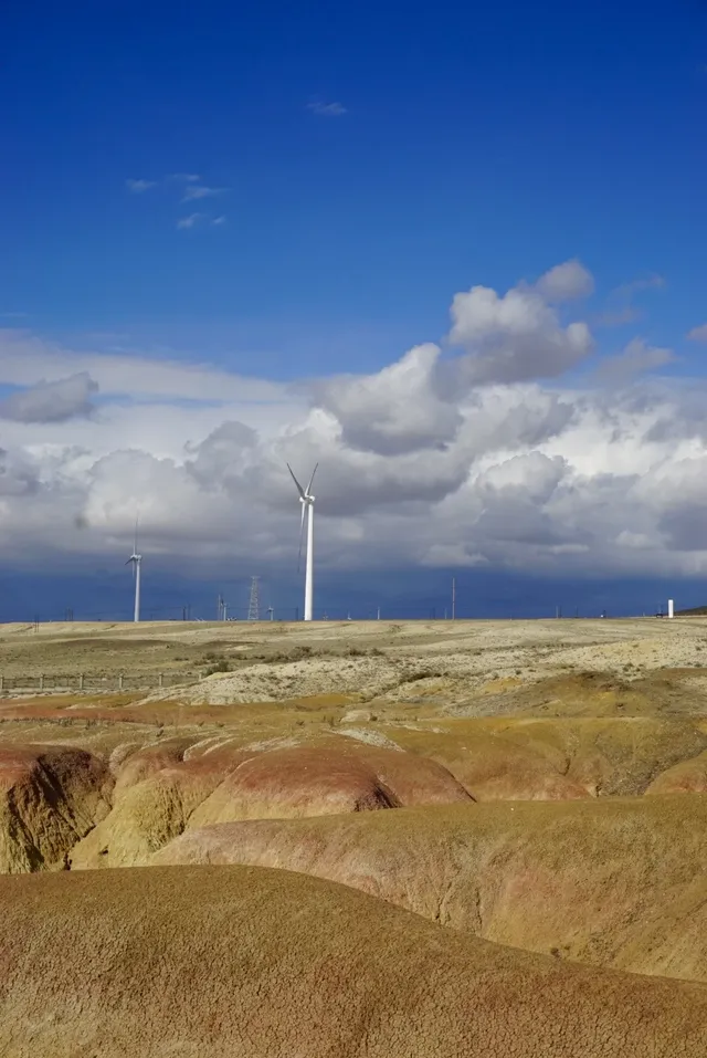 阿勒泰美翻的五彩灘