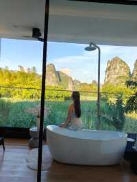 棲於明仕聚寶盆,一窗山水一窗福 推開門,喀斯特的青黛便撞進眼底——「畫山雲野Scenic山水度假