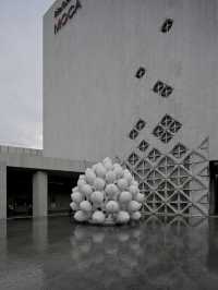 在曼谷，闖入一座白色的藝術孤島