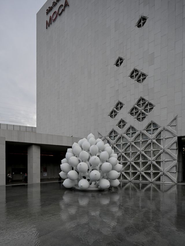 在曼谷，闖入一座白色的藝術孤島