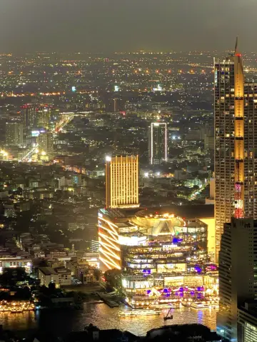 このガラスの下には、バンコク全体が広がっています