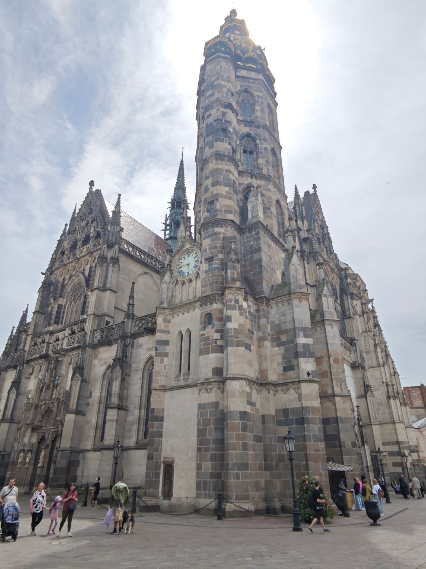 Dưới bầu trời Košice, một công trình kiến ​​trúc Gothic khổng lồ sừng sững nhìn xuống thế giới suốt hàng thiên niên kỷ!