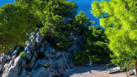 Bãi biển Brera ở Croatia, một thiên đường yên tĩnh được tạp chí Forbes ca ngợi. — traveler post in Brela
