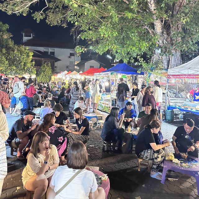 ถนนคนเดินท่าแพ ( ตลาดนัดเย็นวันอาทิตย์ )