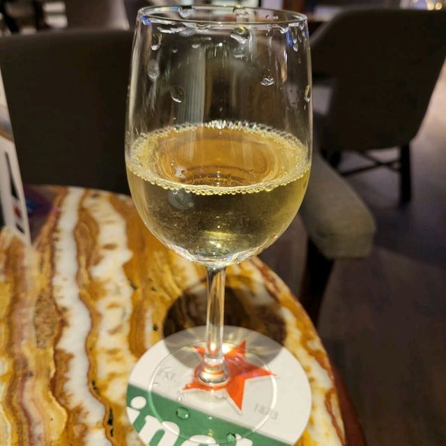 地方大又舒適的酒店酒吧