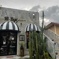 Hi-Bye ฮายบาย คาเฟ่แนวอาร์ติส 