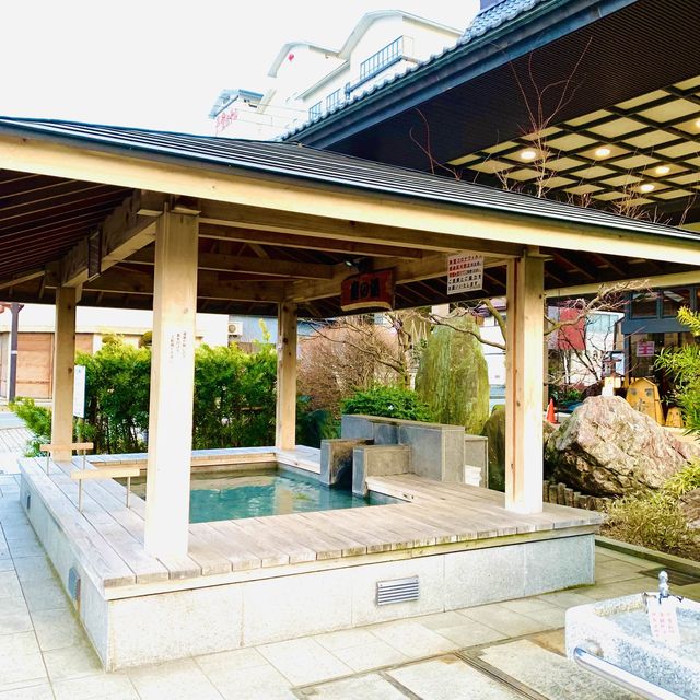 【山形】 温泉街にある足湯 “童の湯”