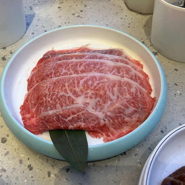 舒適闊落。近百款食材之火鍋放題店