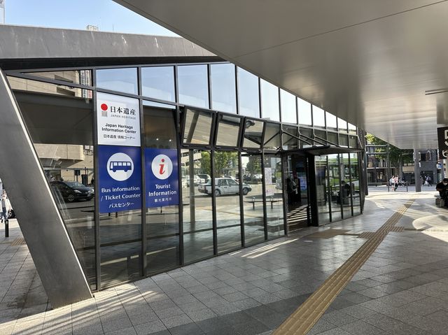 山梨・甲府。高速バスに路線バス、世界遺産関連の観光バスやパンフレットも充実『山梨交通 甲府駅前バスセンター』