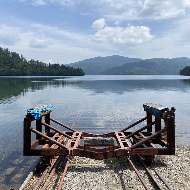 神秘魅力！北海道鹿追町然別湖中的「湖中鐵軌」夏日探秘 
