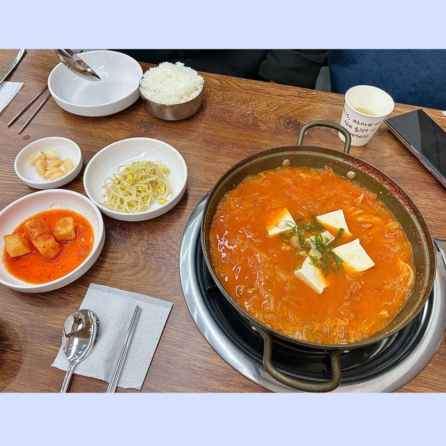 수원 영통역 혼밥하기 좋은 신상맛집, “반달김치찌개”