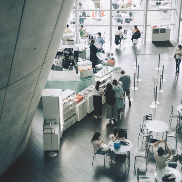 【東京】大人デートにぴったり！「国立新美術館」の美しい建物を眺めながら一息つこう☕️