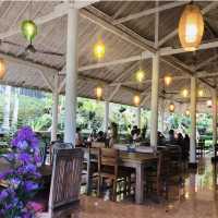 往瑪雅烏布酒店十字路口、有停車場的大型印尼餐廳Warung Mina Ubud