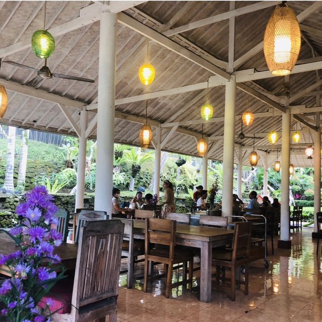 往瑪雅烏布酒店十字路口、有停車場的大型印尼餐廳Warung Mina Ubud