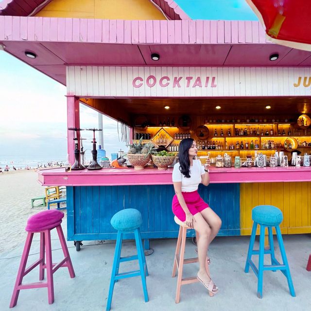 A pop of color on the beach 🌈✨ 