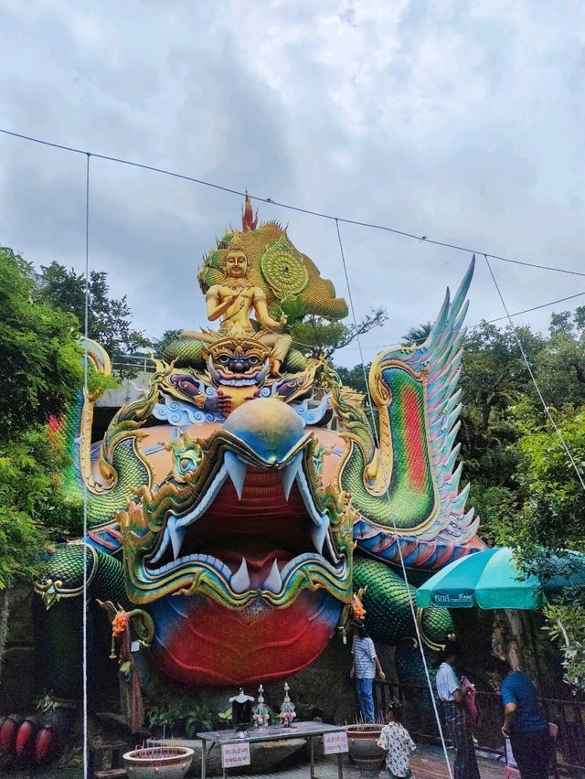 วัดถ้ำผาแด่น จ.สกลนคร