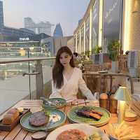 「Dubai Mall夜晚噴泉下非洲餐廳，觀景位置最佳！」