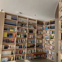 小心地滑⋯不是🚫是小心反光的漂亮書店📚
