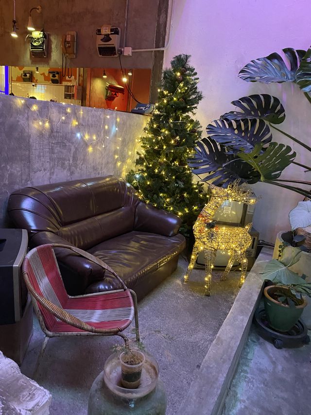 Retro Office Vibe Café in Penang 🇲🇾