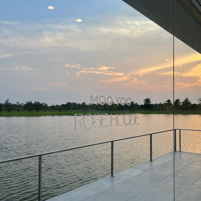 Rose House Villa วิลล่าริมทะเลสาบส่วนตัว 🌿
