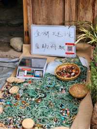 먹거리와 수공예품, 팔찌, 액세서리를 파는 백사고진