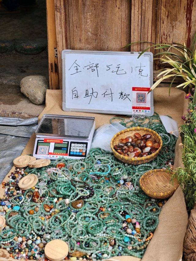 먹거리와 수공예품, 팔찌, 액세서리를 파는 백사고진