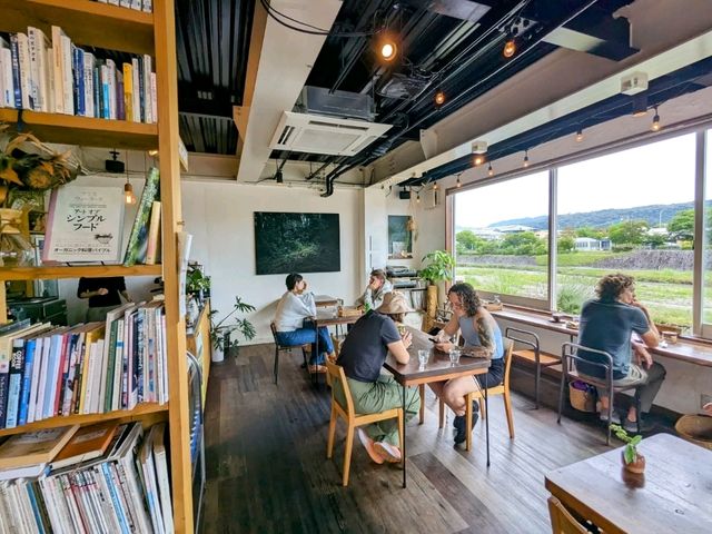 日本京都-河鴨川河景第一排的蔬食店：Veg Out