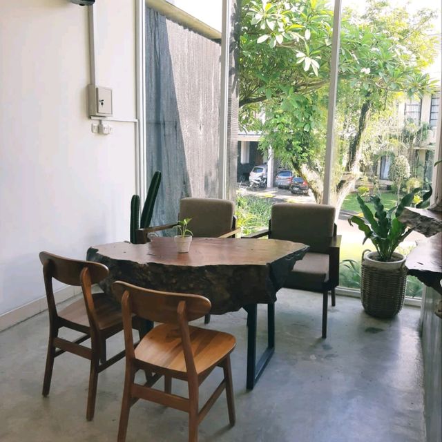 THIS COFFEE SHOP IS LOCATED INSIDE THE EMERALD CLUB HOUSE