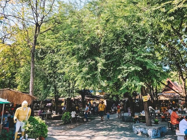 ตลาดร่มไม้ชายน้ำ วัดพระลอย