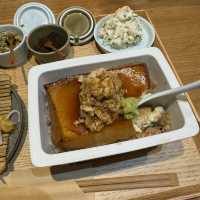ご飯の上に豆腐が丸ごと一丁のった夏限定とうめし