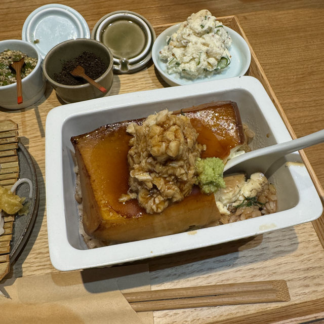 ご飯の上に豆腐が丸ごと一丁のった夏限定とうめし
