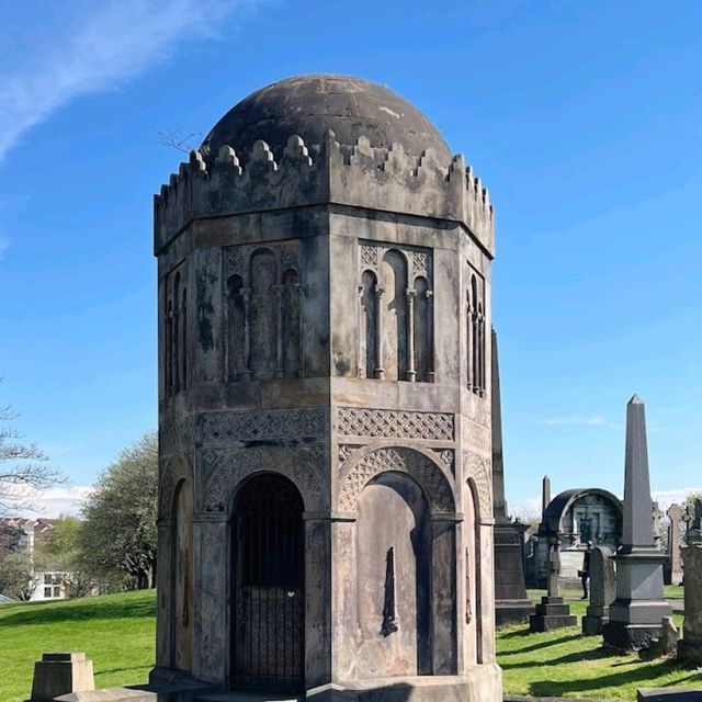 Stroll in a victorian cemetery 