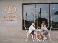 Lavilas ลาวิลาส คาเฟ่เรียบหรูสไตล์วินเทจ 