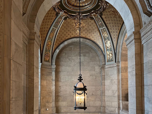 紐約公共圖書館 — 古典建築與華麗裝飾的打卡勝地